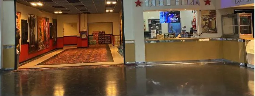 Hall y boletería Cine Rex La Banda